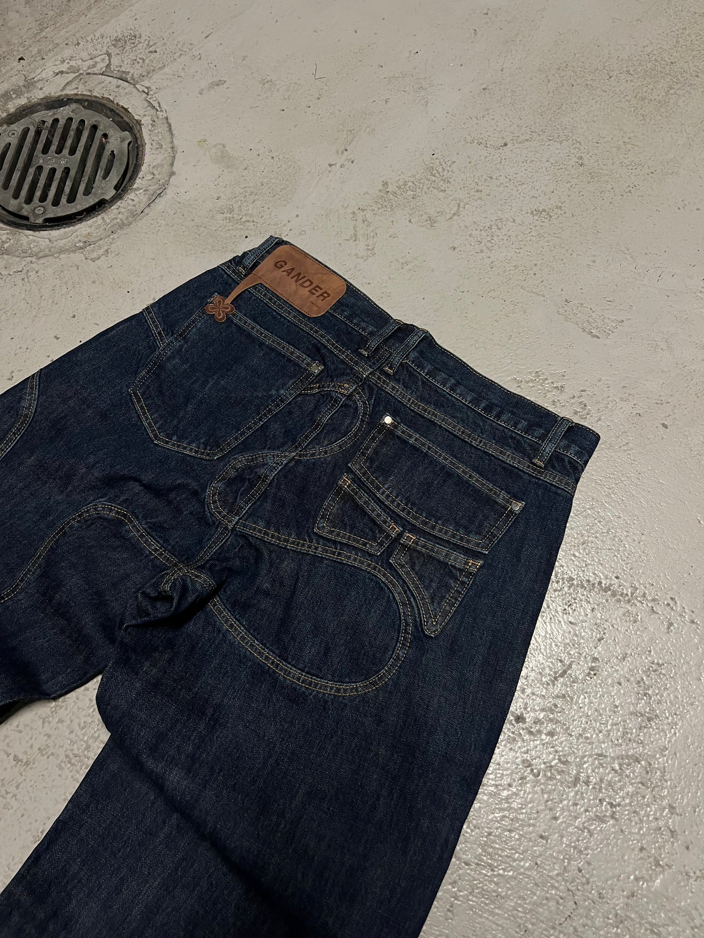 CURVED DENIM JEANS