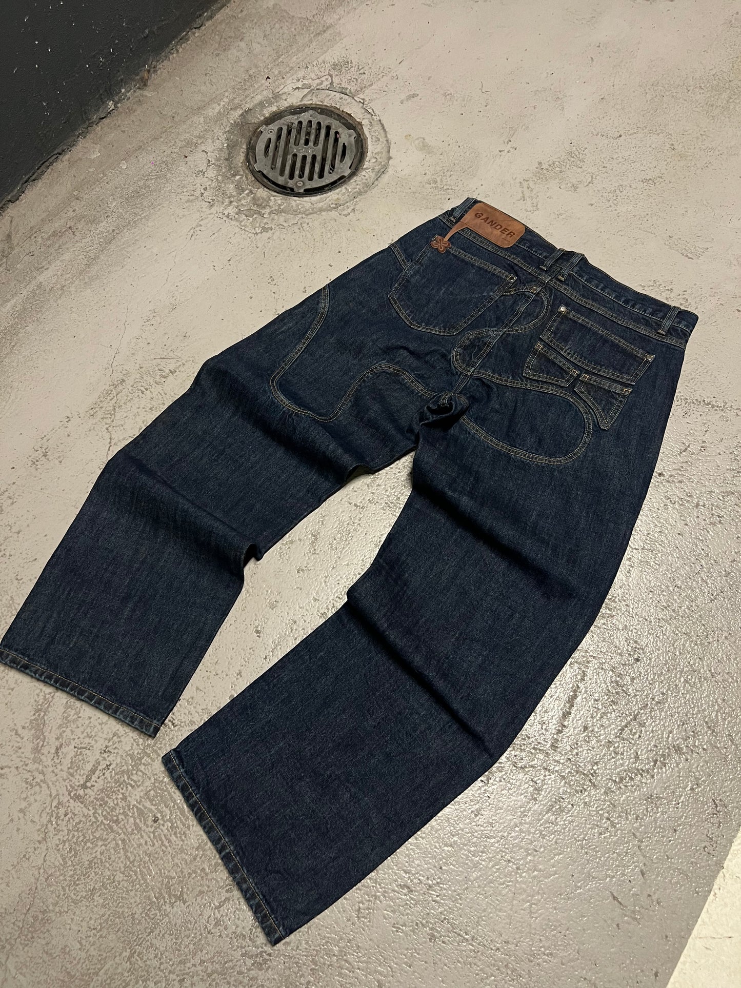 CURVED DENIM JEANS