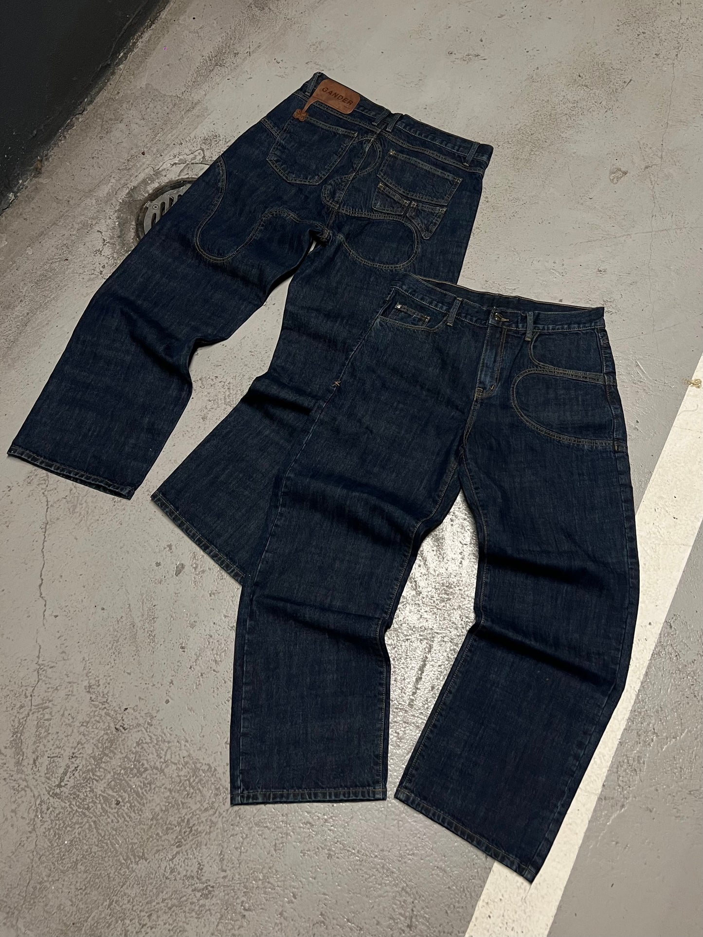 CURVED DENIM JEANS