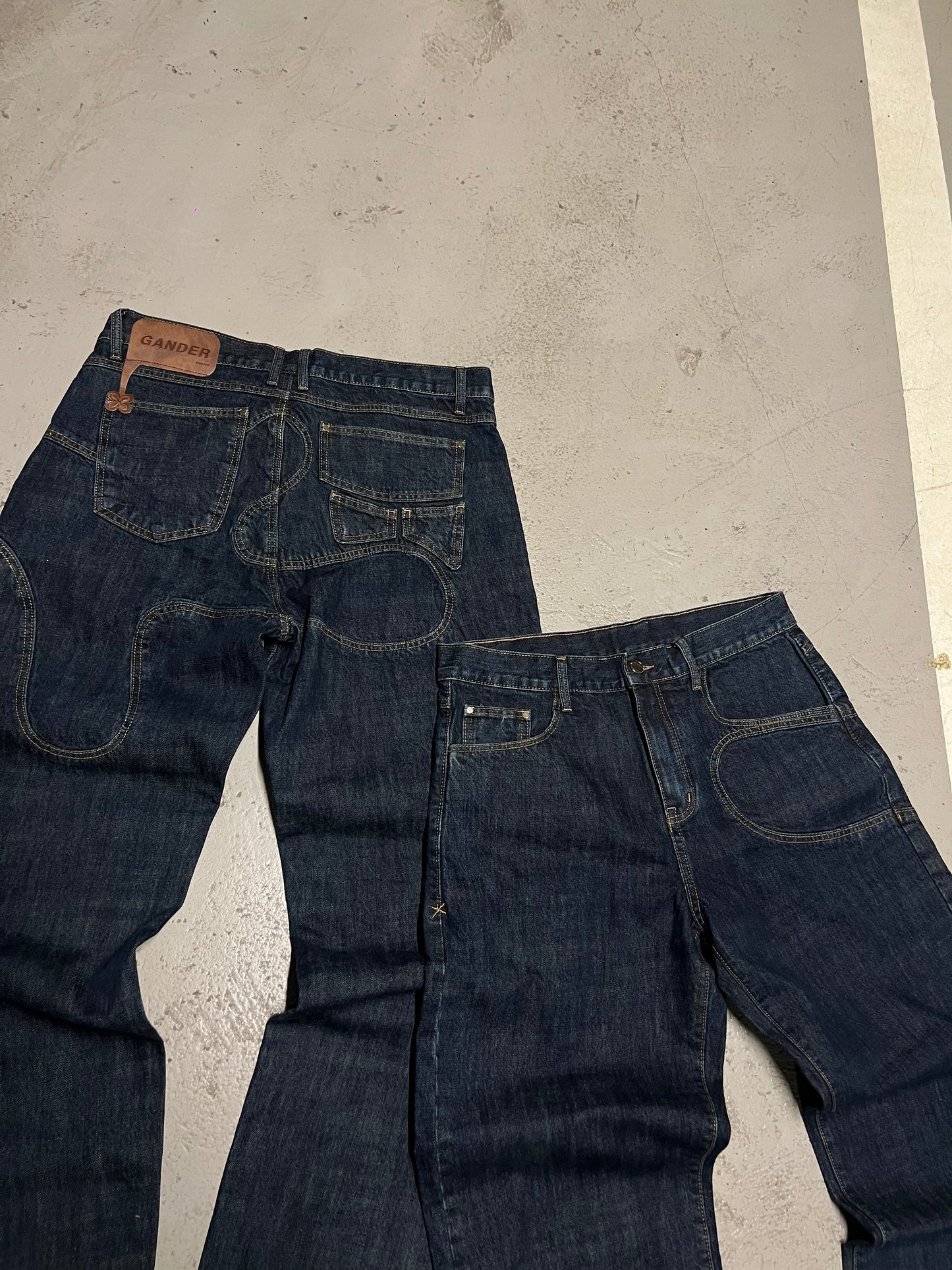 CURVED DENIM JEANS