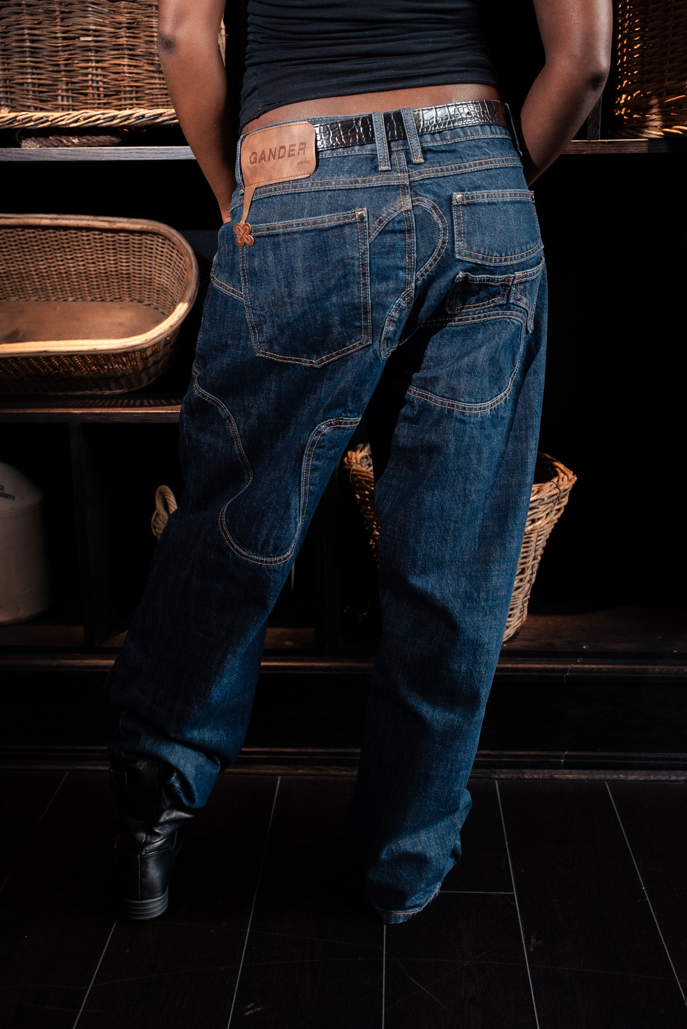 CURVED DENIM JEANS